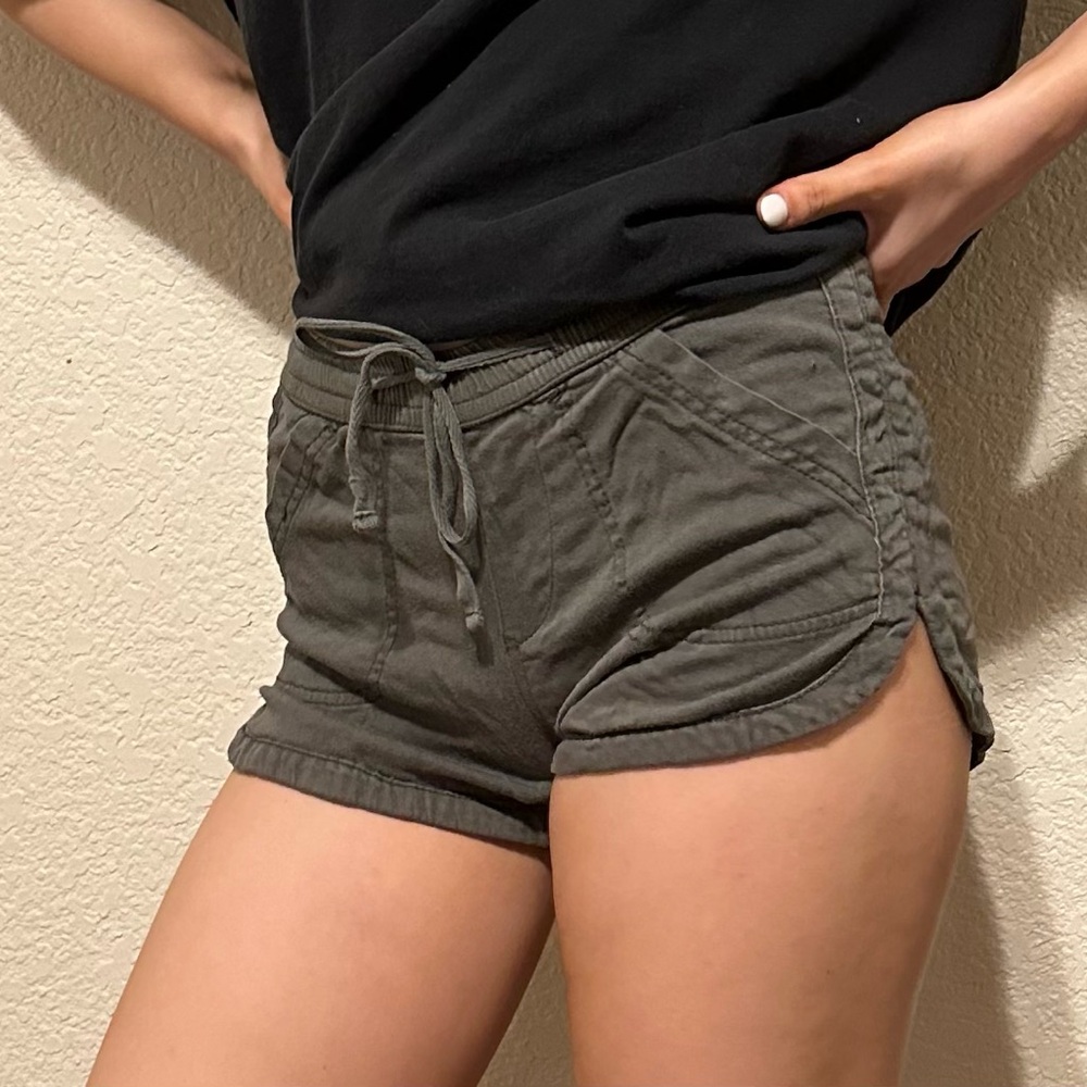 Comfy Small Army Green Drawstring Shorts with Pockets